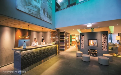 Naturhotel Hochheide Willingen Eingangsbereich Rezeption Lobby Rothaarsteig Qualitätsbetrieb