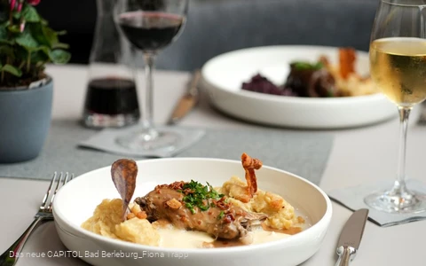 Tellergericht auf gedecktem Tisch im Restaurant