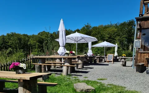 Terrasse der Wisent-Hütte am Rothaarsteig