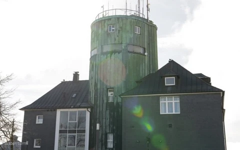 Seitenansicht von Hotel & Restaurant Astenturm auf dem Kahler Asten Winterberg