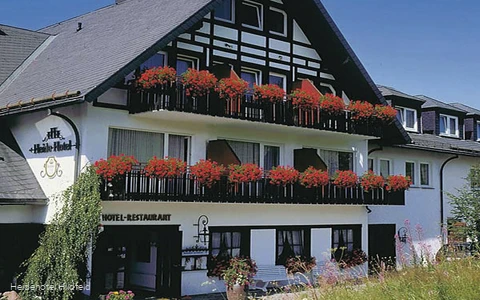 Heidehotel Hildfeld Außenansicht Balkone mit Blumenkästen