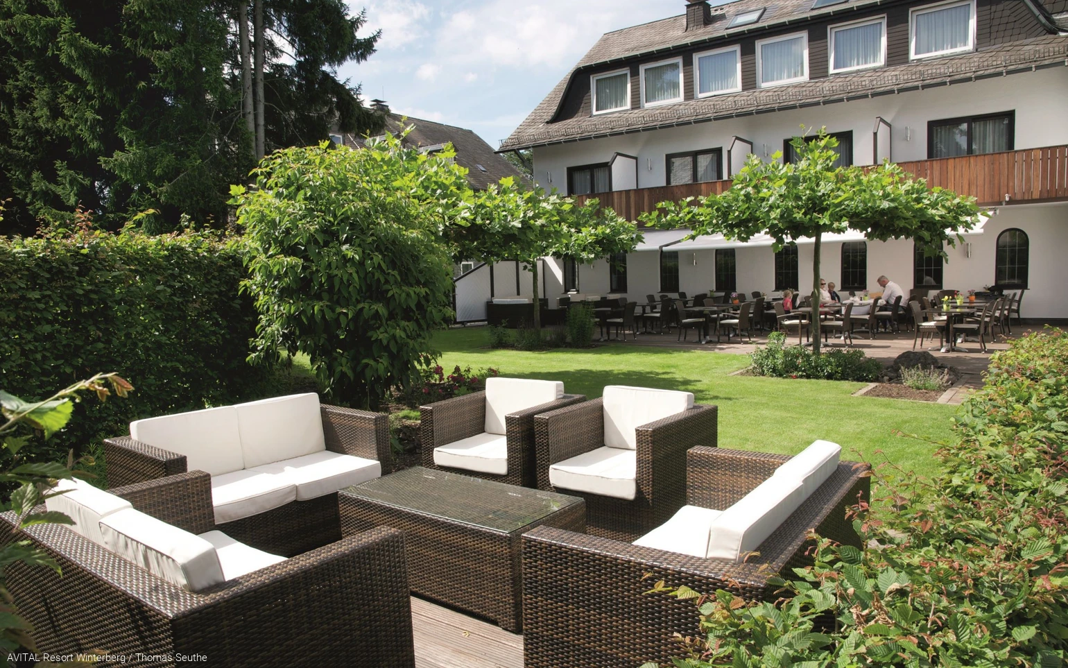 Gartenansicht des AVITAL Resorts Winterberg