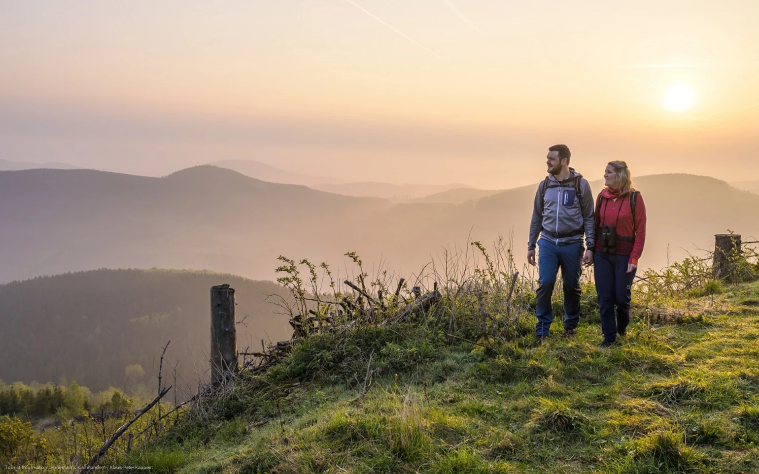 Zwei Wandernde vor den Sauerländer Bergen