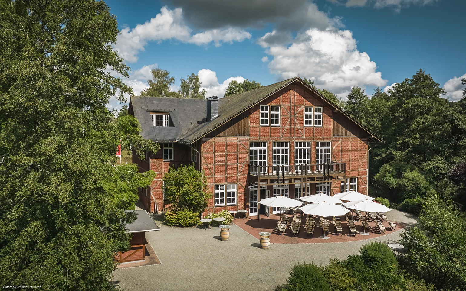 Luftaufnahmen Gutshof & Residenz Itterbach mit Terrasse