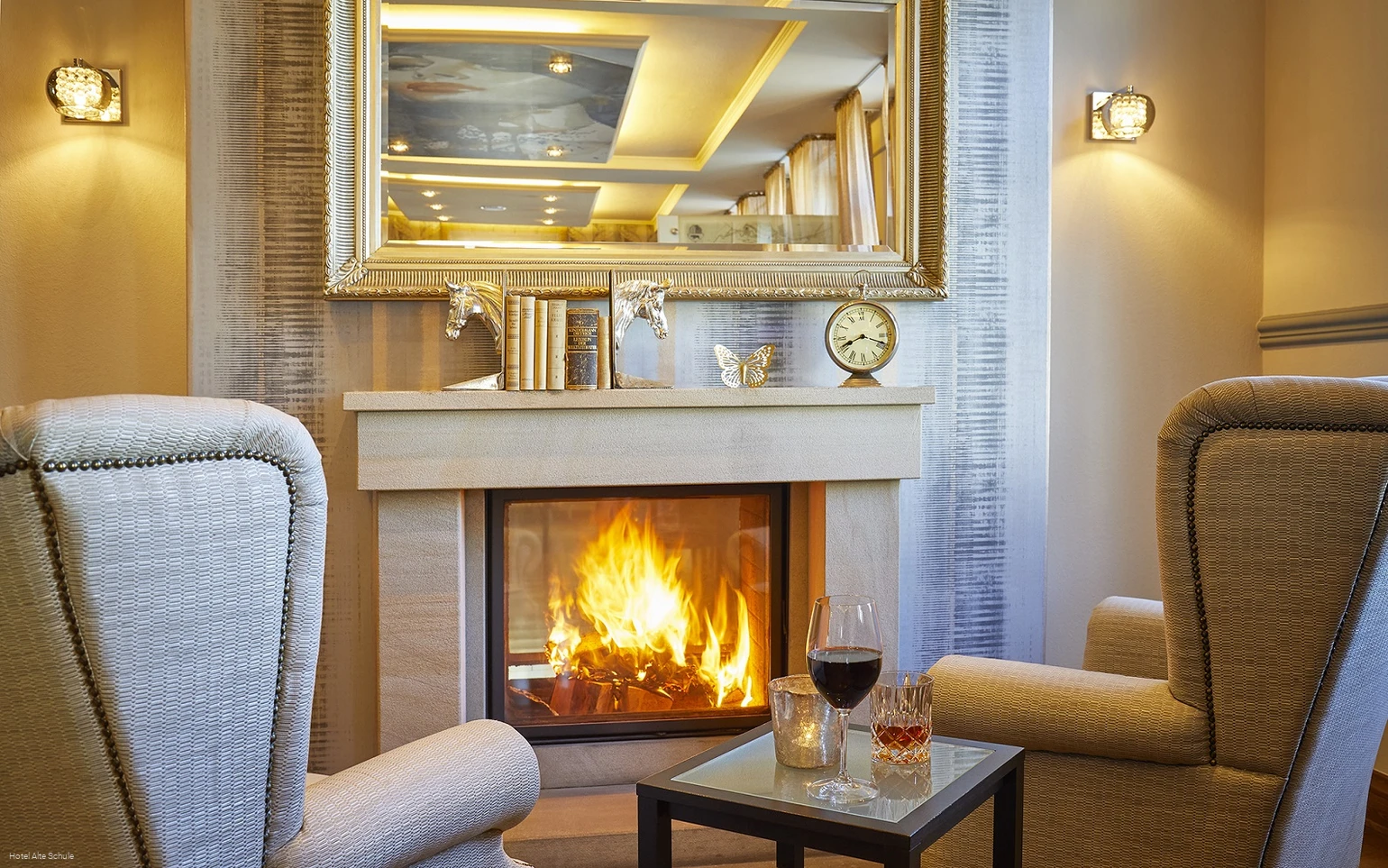 Zwei Sessel vor einem Kamin im Hotel Alte Schule