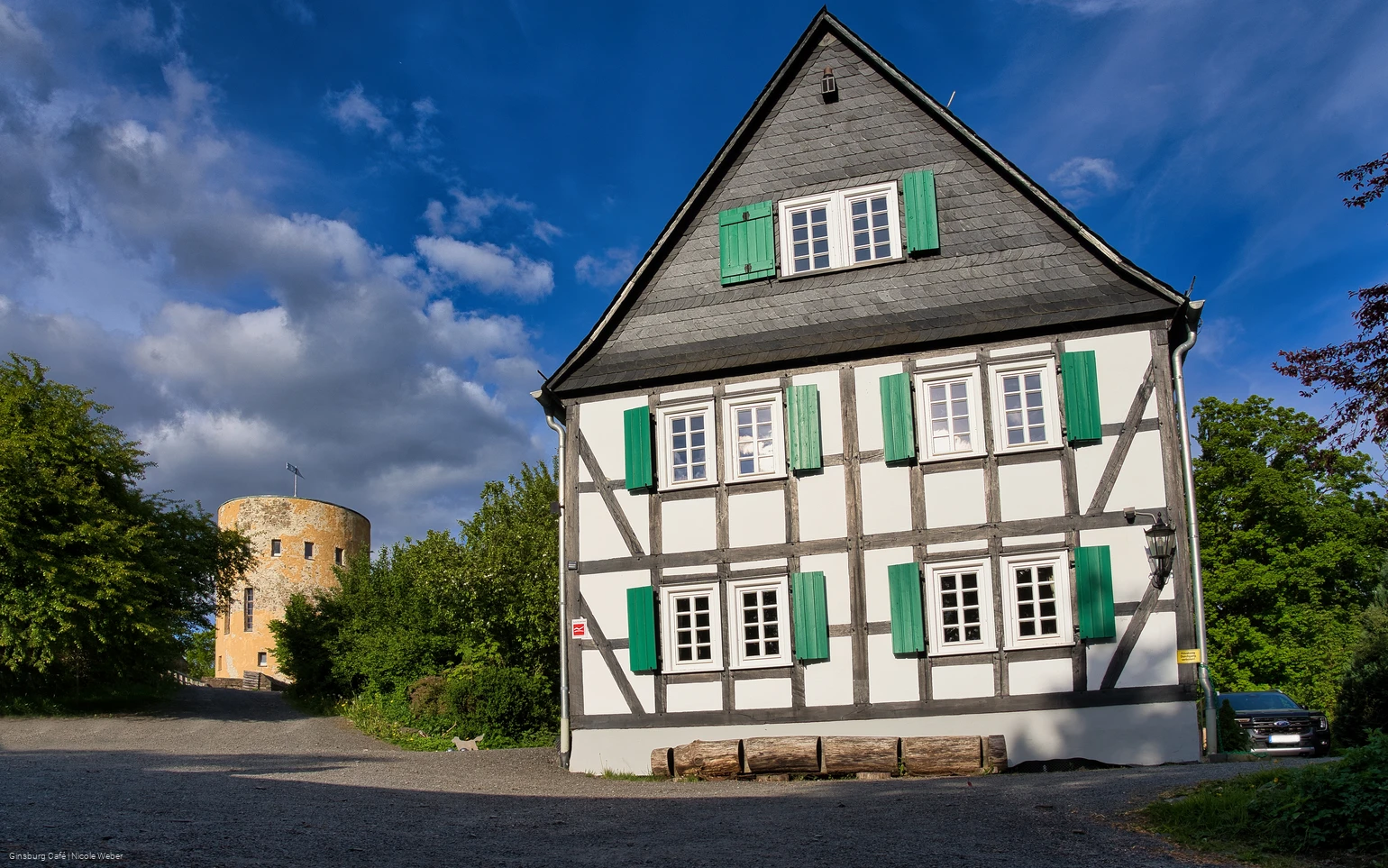 Ginsburg Café mit Ginsburg im Hintergrund