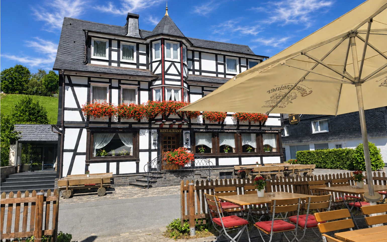 Außenansicht mit Terrasse Landgasthof Hotel Hanses-Bräutigam
