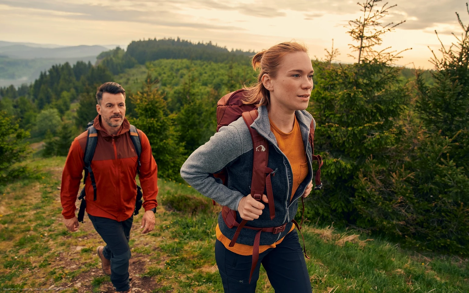 Wanderndes Pärchen erklimmt den Clemensberg
