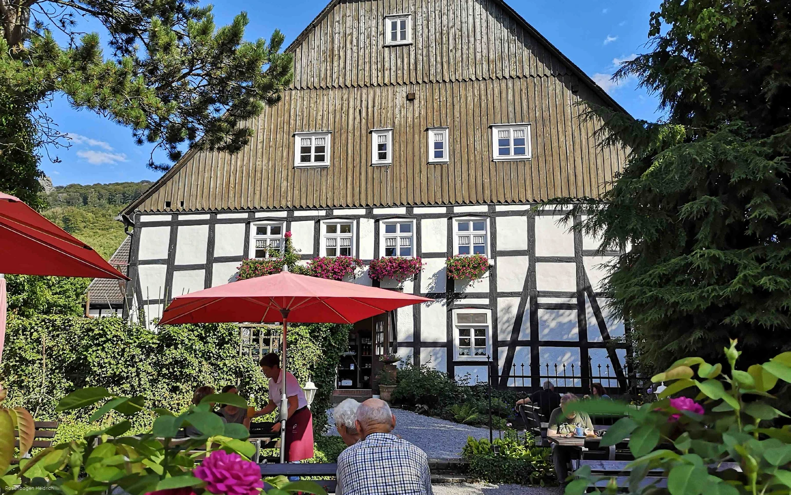 Rosenbogen Heidrich Biergarten Rothaarsteig Qualitätsbetrieb, Gutshof Schloss Bruchhausen