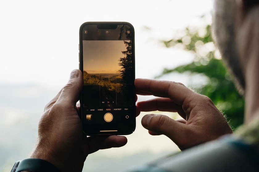 Person fotografiert mit einem Smartphone