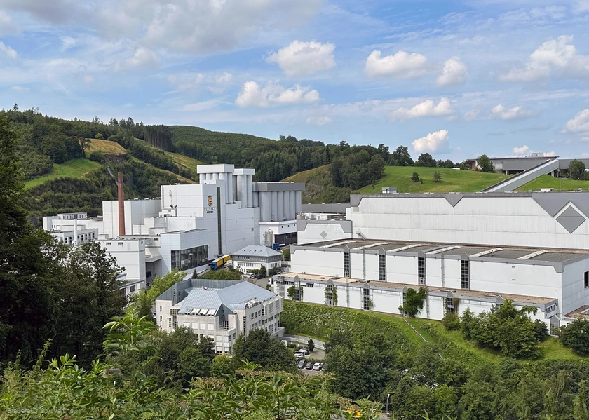 Luftaufnahme Brauerei C. & A. Veltins in der Sauerl&auml;nder Landschaft