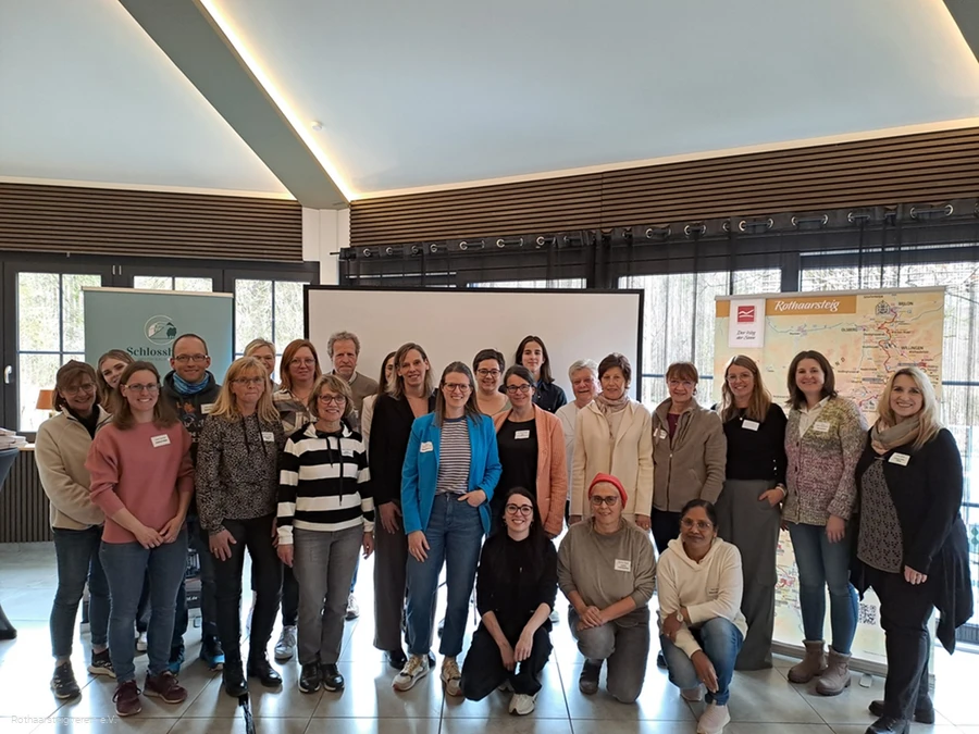 Gruppe aus Gastgebenden und Touristiker*innen am Rothaarsteig