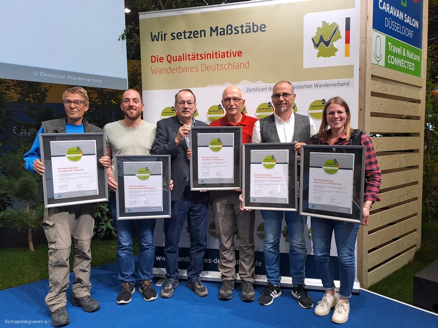 Urkunden&uuml;bergabe f&uuml;r die zertifizierten Rothaarsteig-Spuren auf dem Caravan Salon in D&uuml;sseldorf
