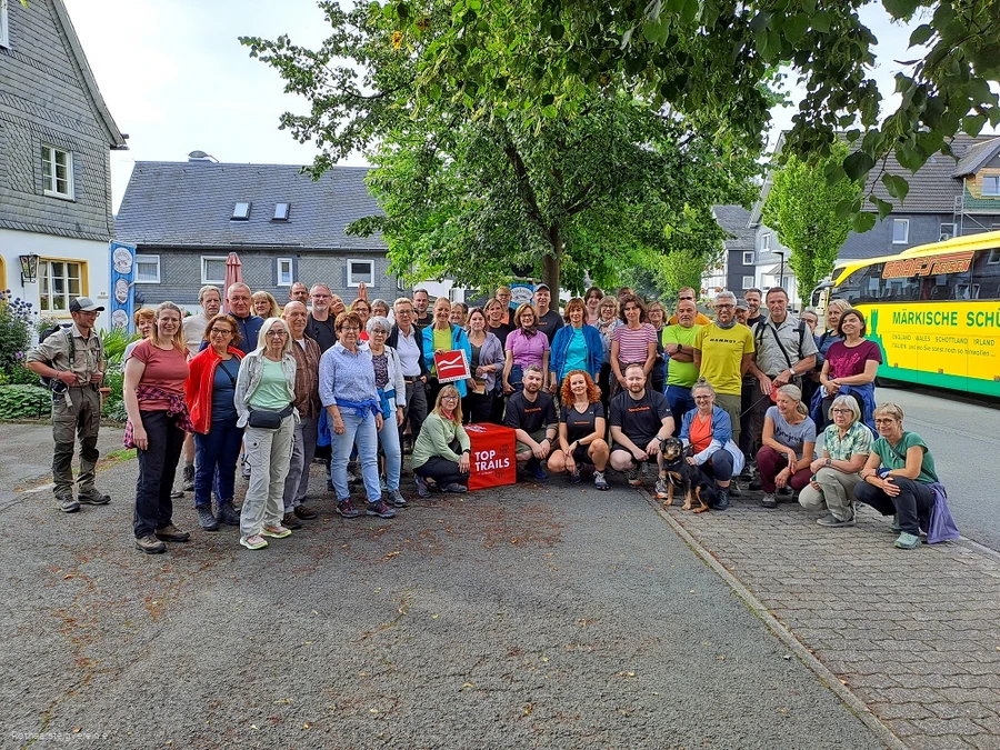 Teilnehmende des SportScheck Wandertags auf dem Rothaarsteig