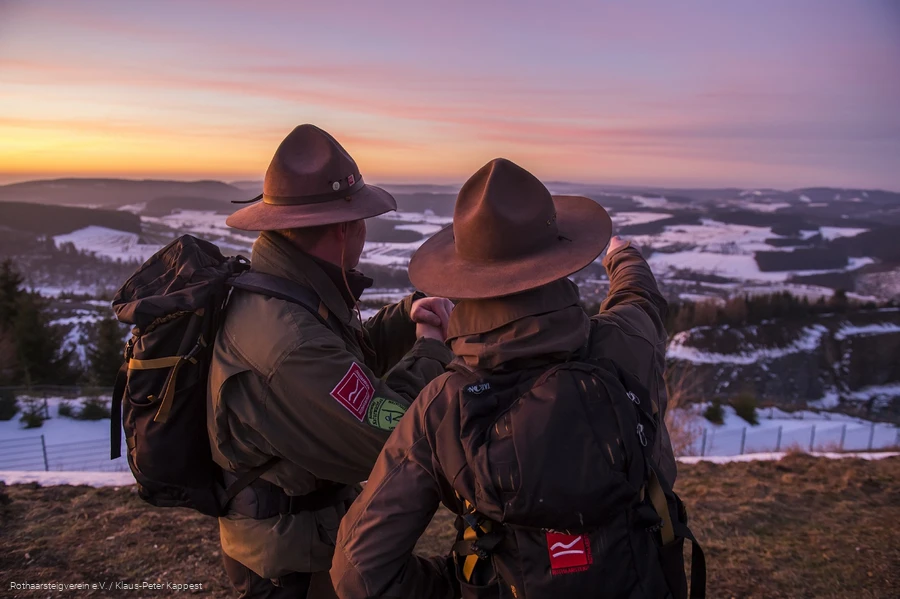 Ranger am Rothaarsteig schauen in die Landschaft