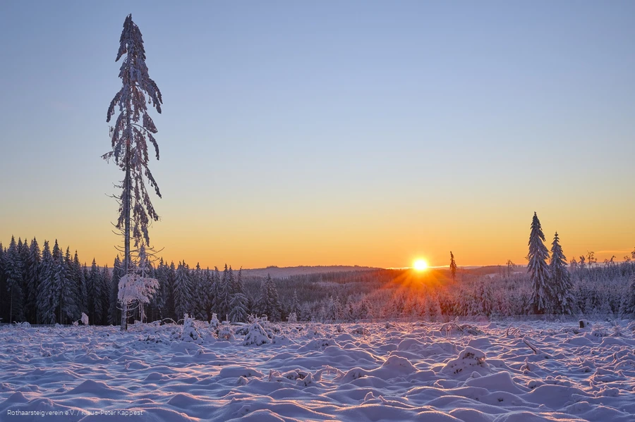 Sonnenuntergang über verschneiter Landschaft am Rothaarsteig