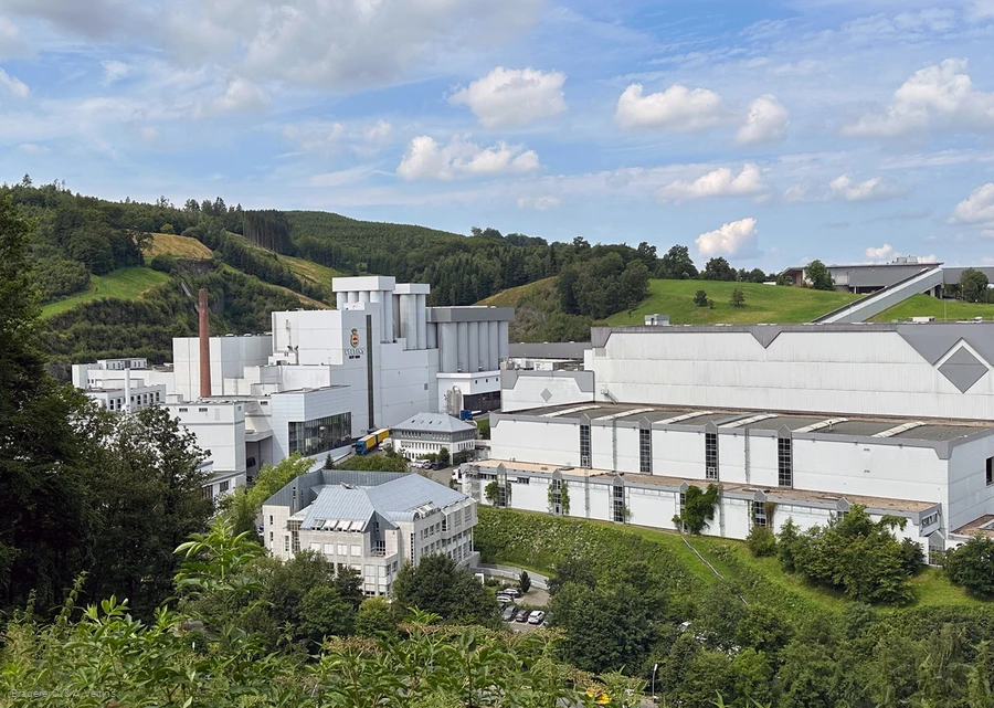 Luftaufnahme Brauerei C. & A. Veltins in der Sauerländer Landschaft