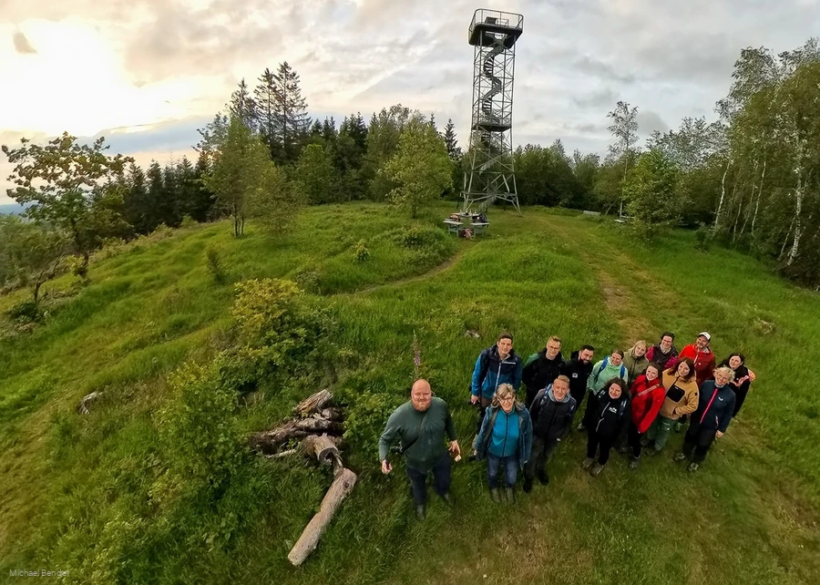 Eine Gruppe Wandernde beim Rothaarsteig InstaHike vor dem Gillerbergturm