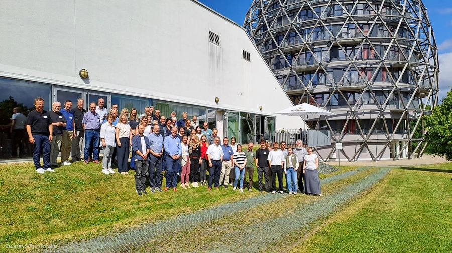 Eine Gruppe bestehend aus Partnern des Rothaarsteigs vor dem Hotel Oversum in Winterberg