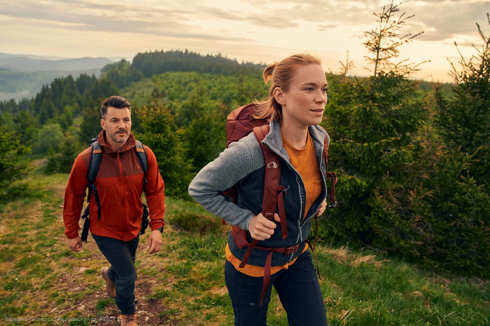 Wanderndes Pärchen erklimmt den Clemensberg