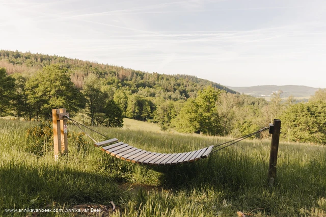 Holzhängematte am Rastplatz Westerwaldblick am Rothaarsteig