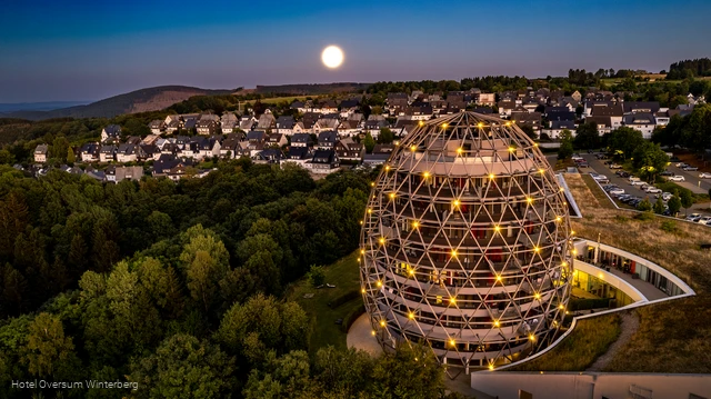 Außenansicht Rothaarsteig Qualitätsbetrieb Hotel Oversum Winterberg bei Nacht