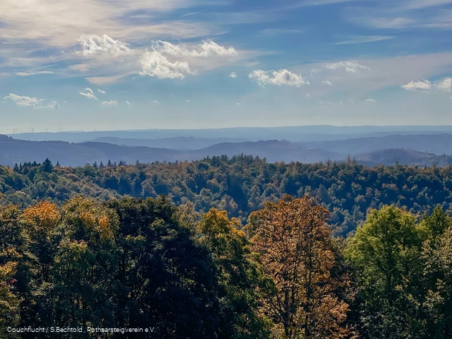 Aussicht von der Ginsburg über die herbstliche Landschaft am Rothaarsteig