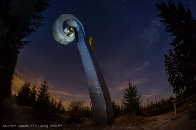 Skulptur "Der Krummstab" am WaldSkulpturenWeg