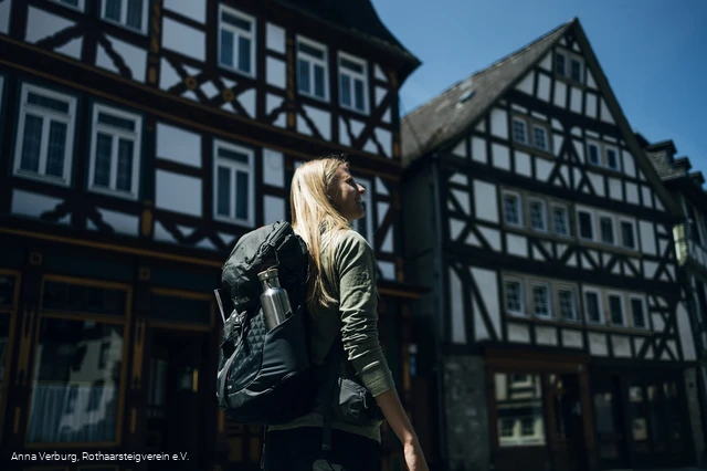 Wanderin in der Altstadt von Dillenburg
