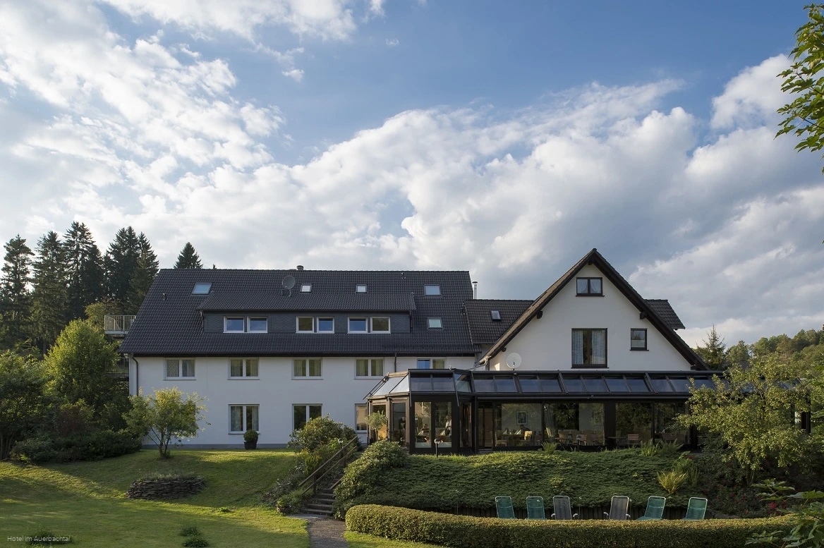 Auerbachtal.jpg Außenansicht Hotel im Auerbachtal