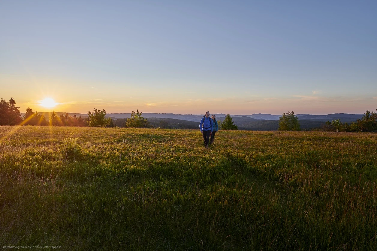 Wandernde im Sonnenuntergang auf dem Kahler Asten Wandernde im Sonnenuntergang auf dem Kahler Asten