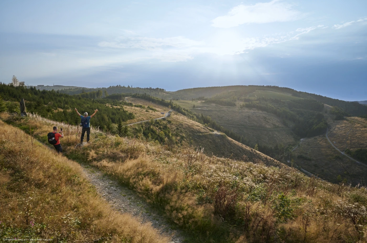 Höhenrausch Rothaarsteig - Die nördlichen Highlights entdecken Wanderer im Höhenrausch am Rothaarsteig
