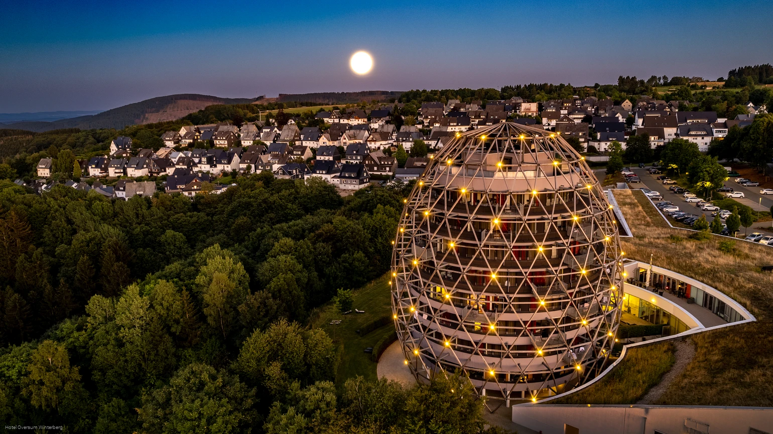 Außenansicht Rothaarsteig Qualitätsbetrieb Hotel Oversum Winterberg bei Nacht