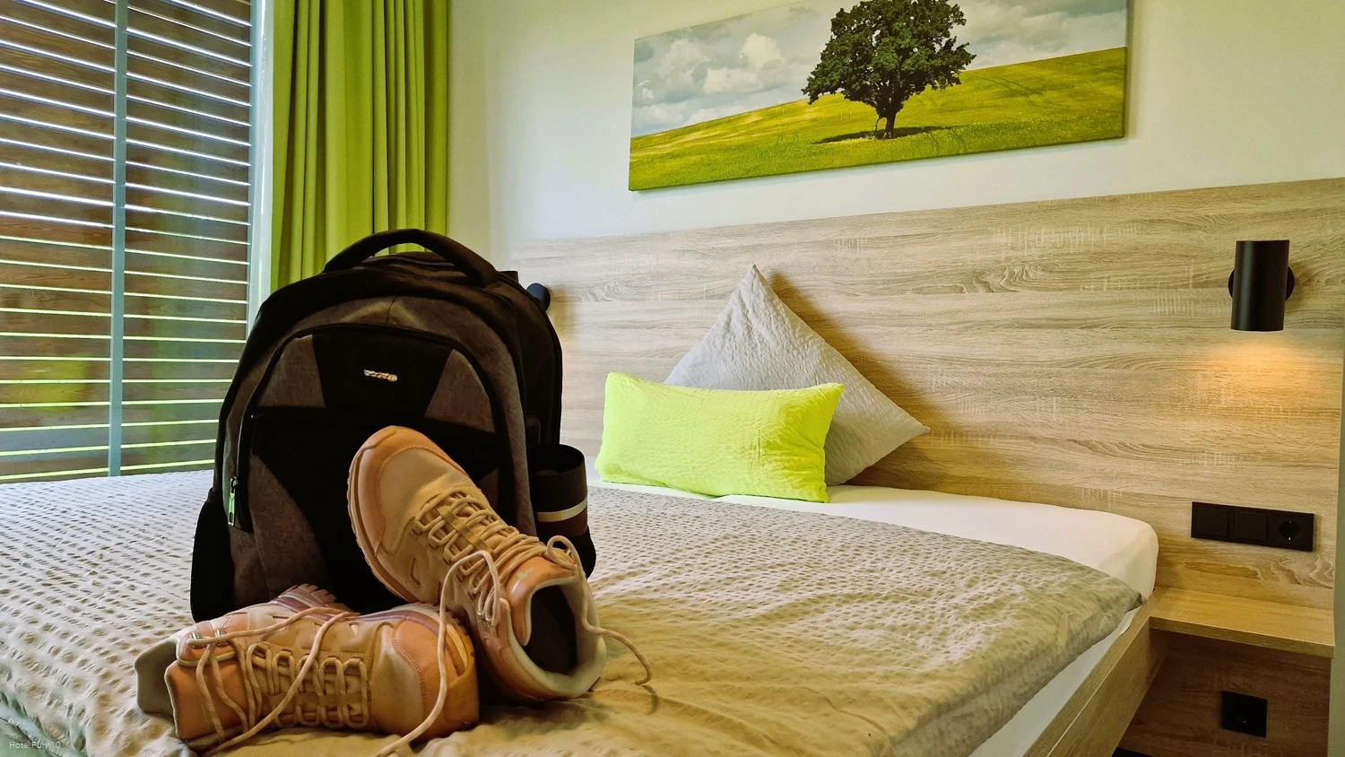Hotel Fünf10 Zimmer im Hotel Fünf10 mit Wanderschuhen und Rucksack auf dem Bett