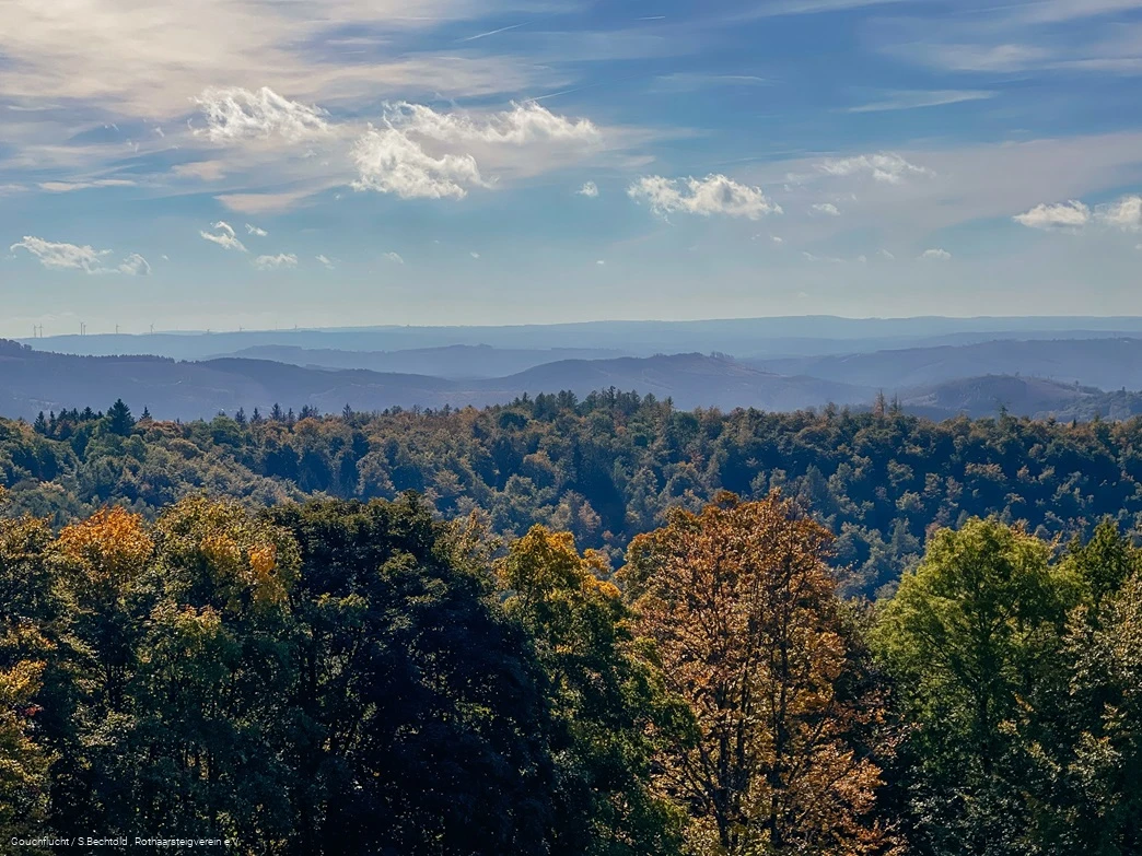 Aussicht von der Ginsburg über die herbstliche Landschaft am Rothaarsteig