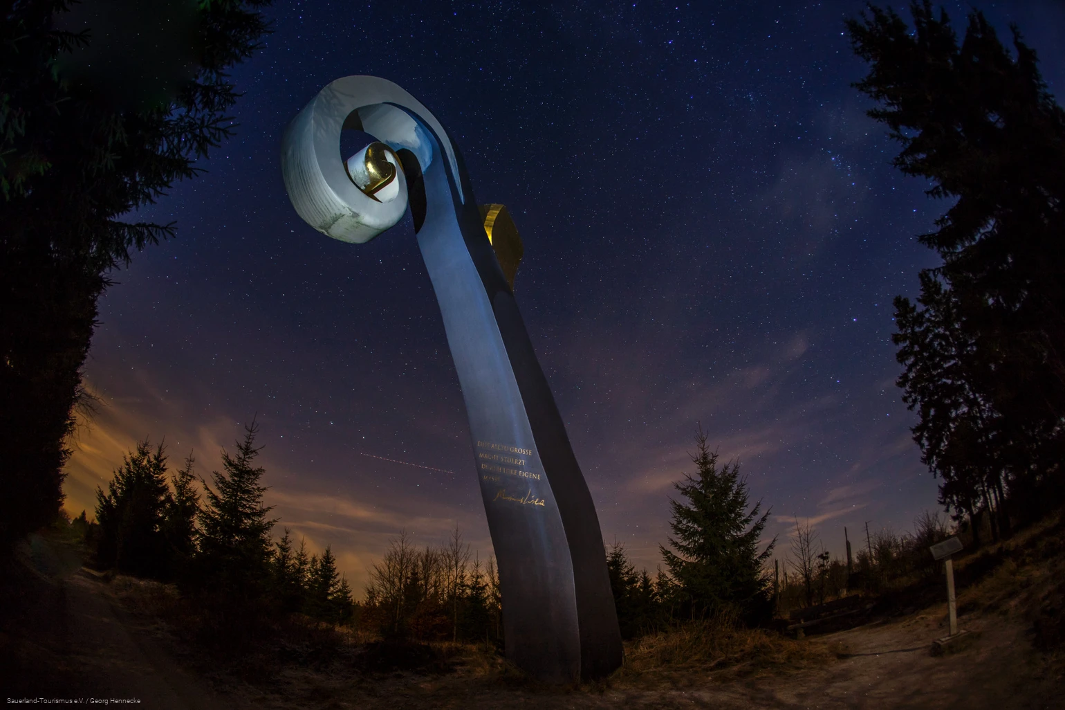 Krummstab bei Nacht Skulptur "Der Krummstab" am WaldSkulpturenWeg