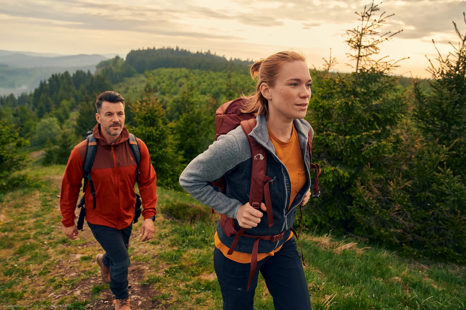 Wanderndes Pärchen erklimmt den Clemensberg Wanderndes Pärchen erklimmt den Clemensberg