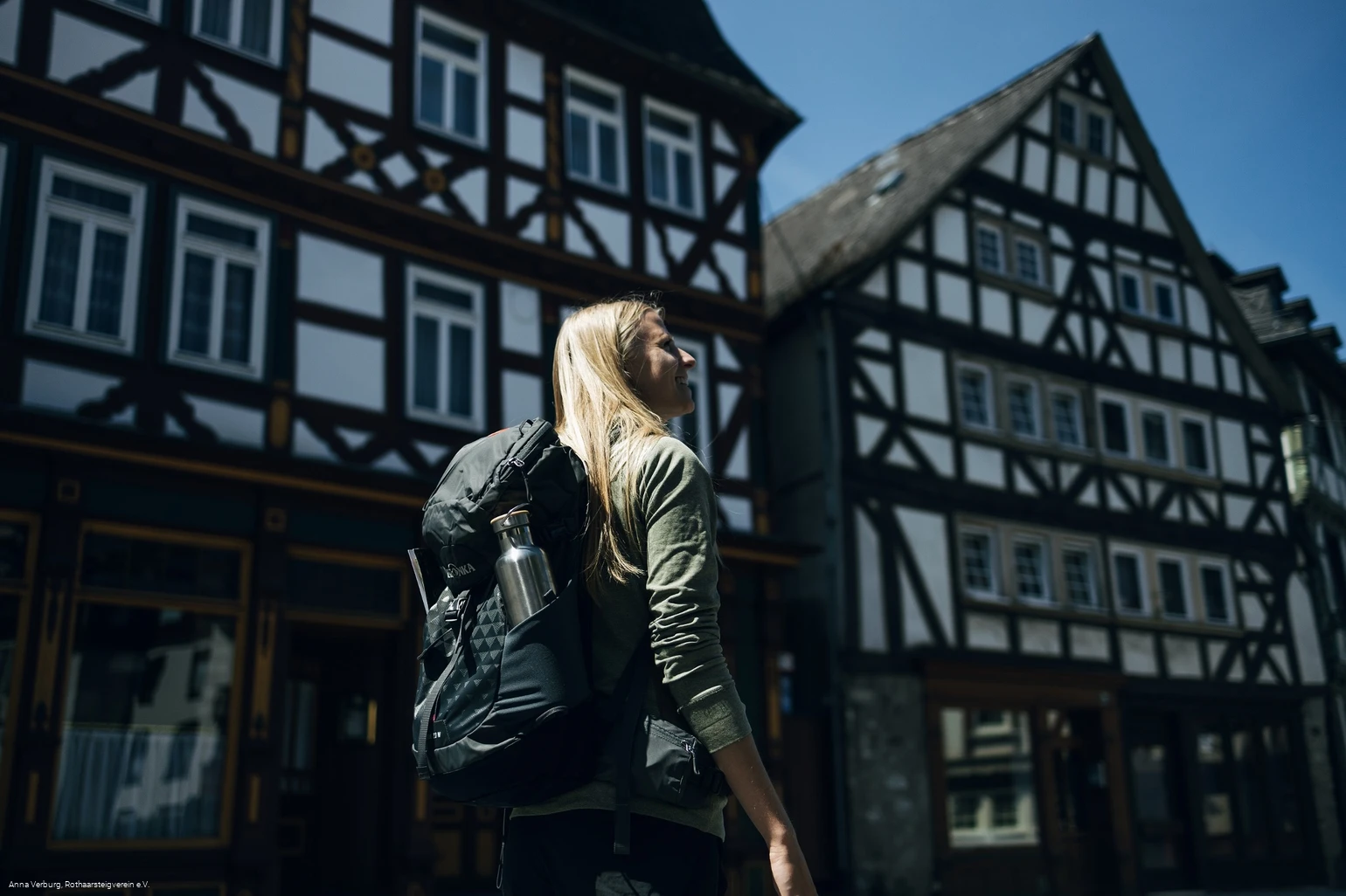 Wanderin in der Altstadt von Dillenburg