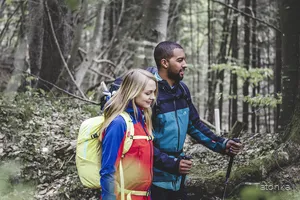 Wanderer mit Tatonka-Ausrüstung im Wald