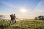 Wanderer auf dem Rothaarsteig genießen den Sonnenaufgang