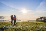 Wanderer auf dem Rothaarsteig genießen den Sonnenaufgang