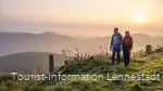 Zwei Wandernde vor den Sauerländer Bergen