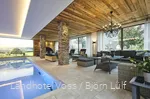Poolbereich im Landhotel Voss mit Liegen und Sitzecke