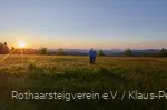 Wandernde im Sonnenuntergang auf dem Kahler Asten