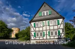 Ginsburg Café mit Ginsburg im Hintergrund