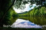 Der Rösper Weiher liegt nahe des Weges und bietet Ruhe und Platz zum Rasten.