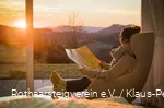 Frau schaut auf Rothaarsteig-Wanderkarte