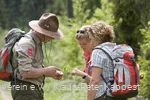 Ranger erklärt zwei Wanderinnen etwas