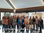 Gruppe aus Gastgebenden und Touristiker*innen am Rothaarsteig