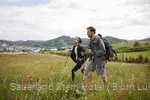 Ein wanderndes Pärchen auf einer Wiese nahe dem Sauerland Stern Hotel Willingen
